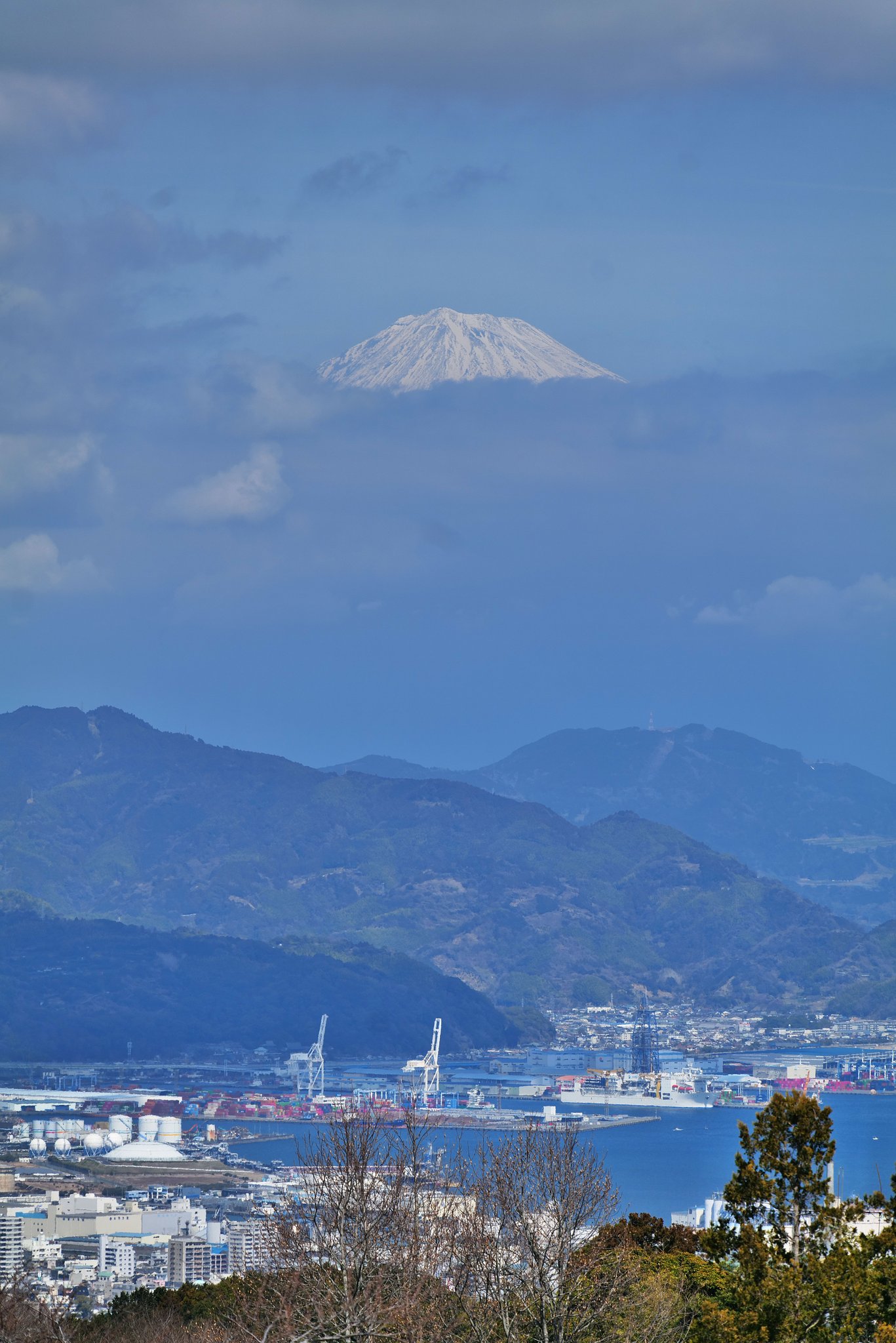 港町の空、ポツンと顔を出す