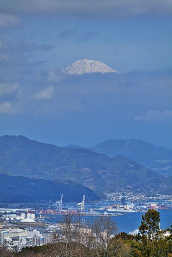 港町の空、ポツンと顔を出す