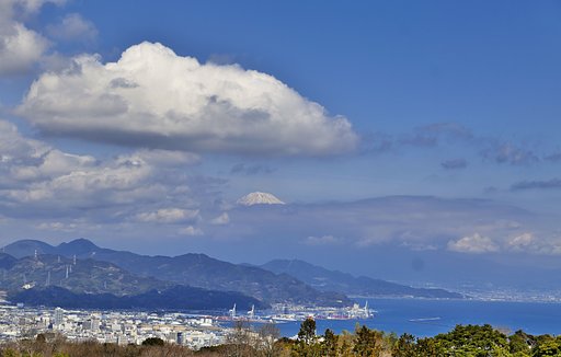 大きな雲の下、冨士の頂