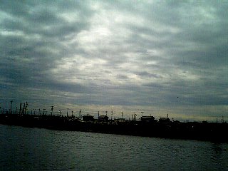 川沿いに歩いて