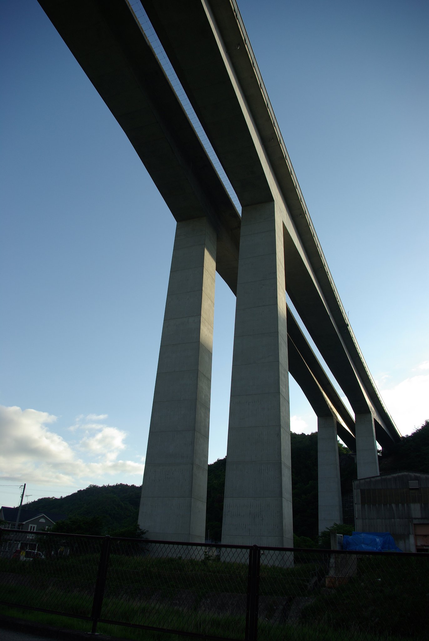 橋の下より