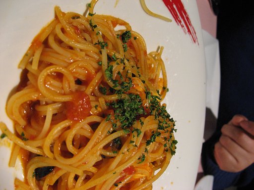 茄子とモッツァレラのトマトソースのパスタ