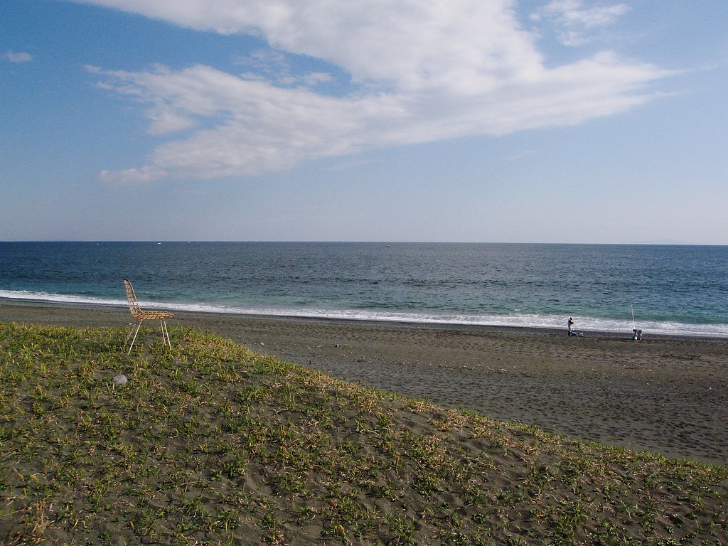 海を見つめる椅子