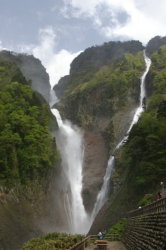 水しぶきを受けながら