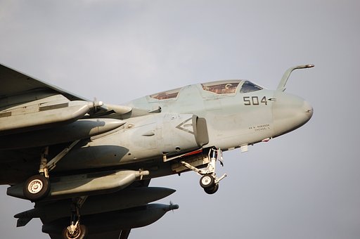 戦闘機とパイロット