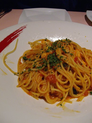 茄子とモッツァレラのトマトソースのパスタ