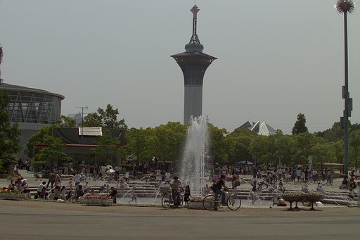 休日の緑地公園