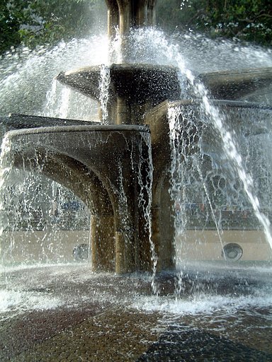 涼しげな噴水