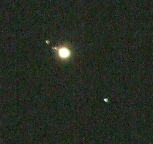 米粒のような星のそばにさらに