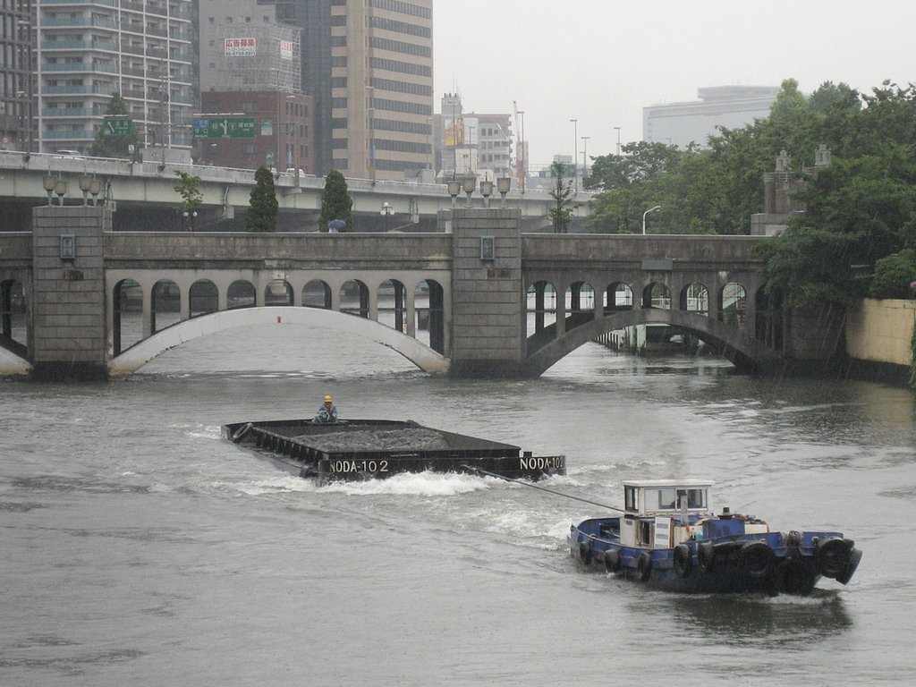 雨の中之島（働く船）
