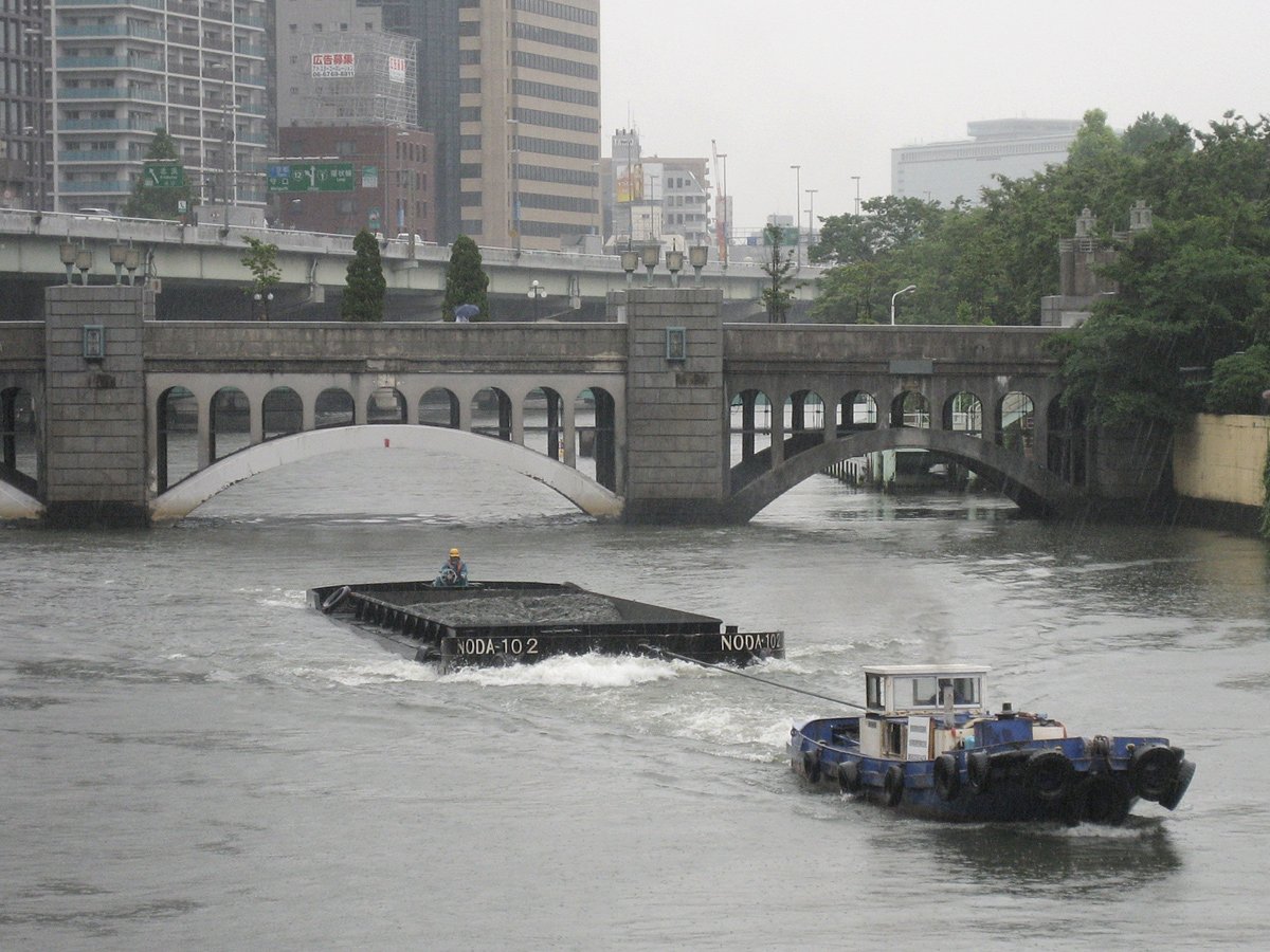雨の中之島（働く船）