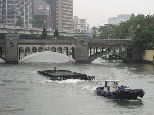 雨の中之島（働く船）