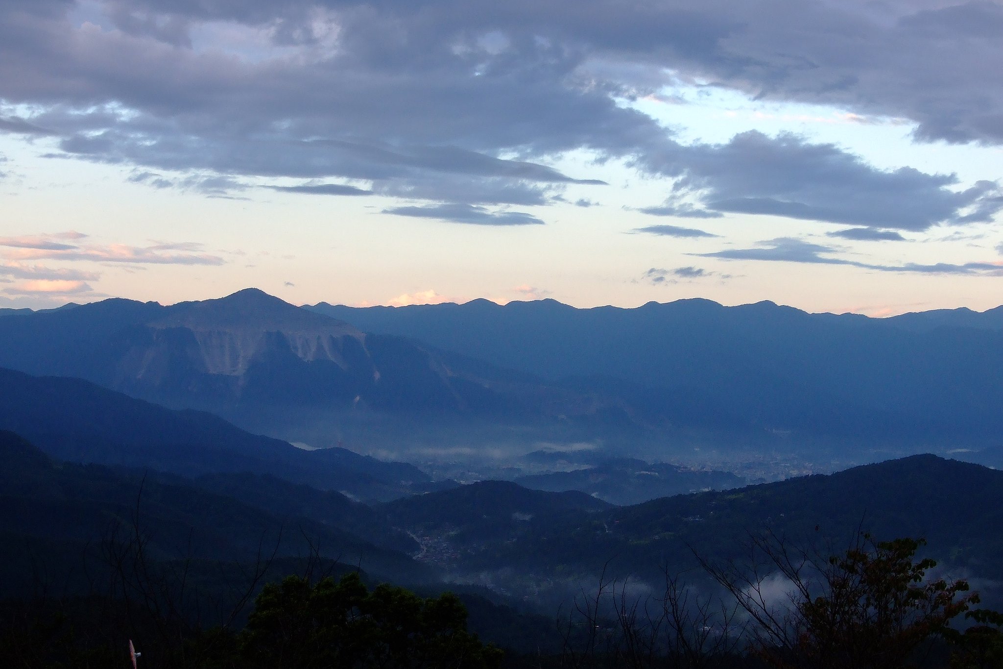 山の朝