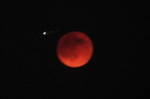皆既月食と衛星！