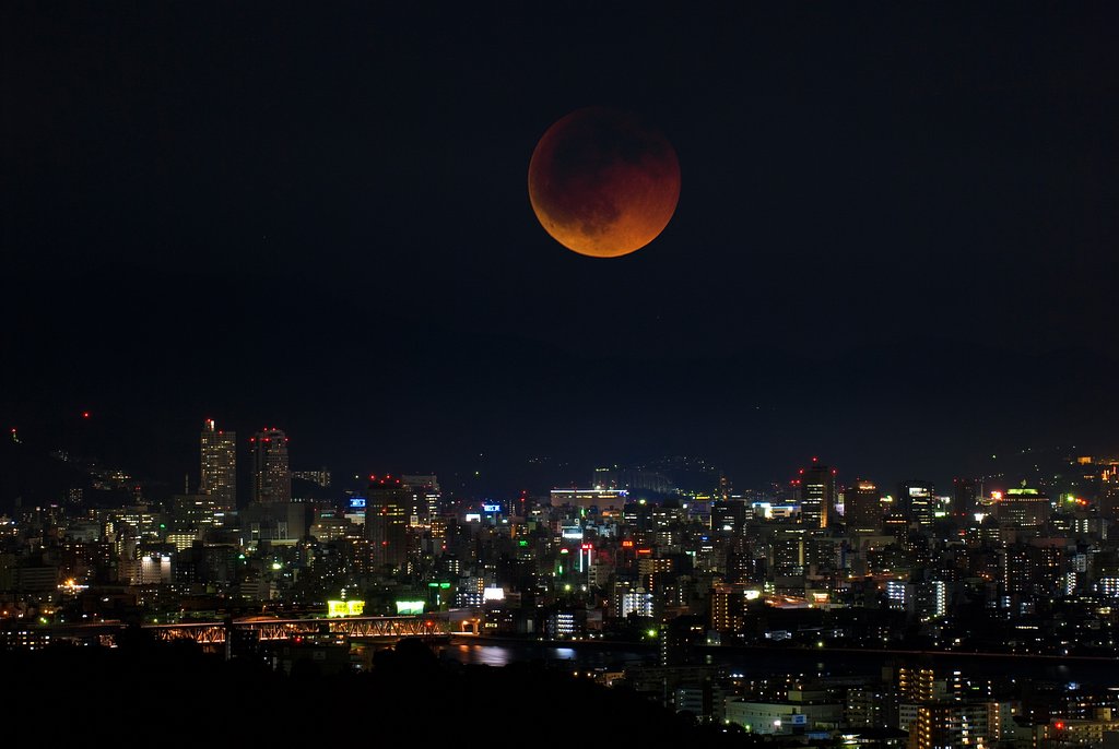 赤褐色の月