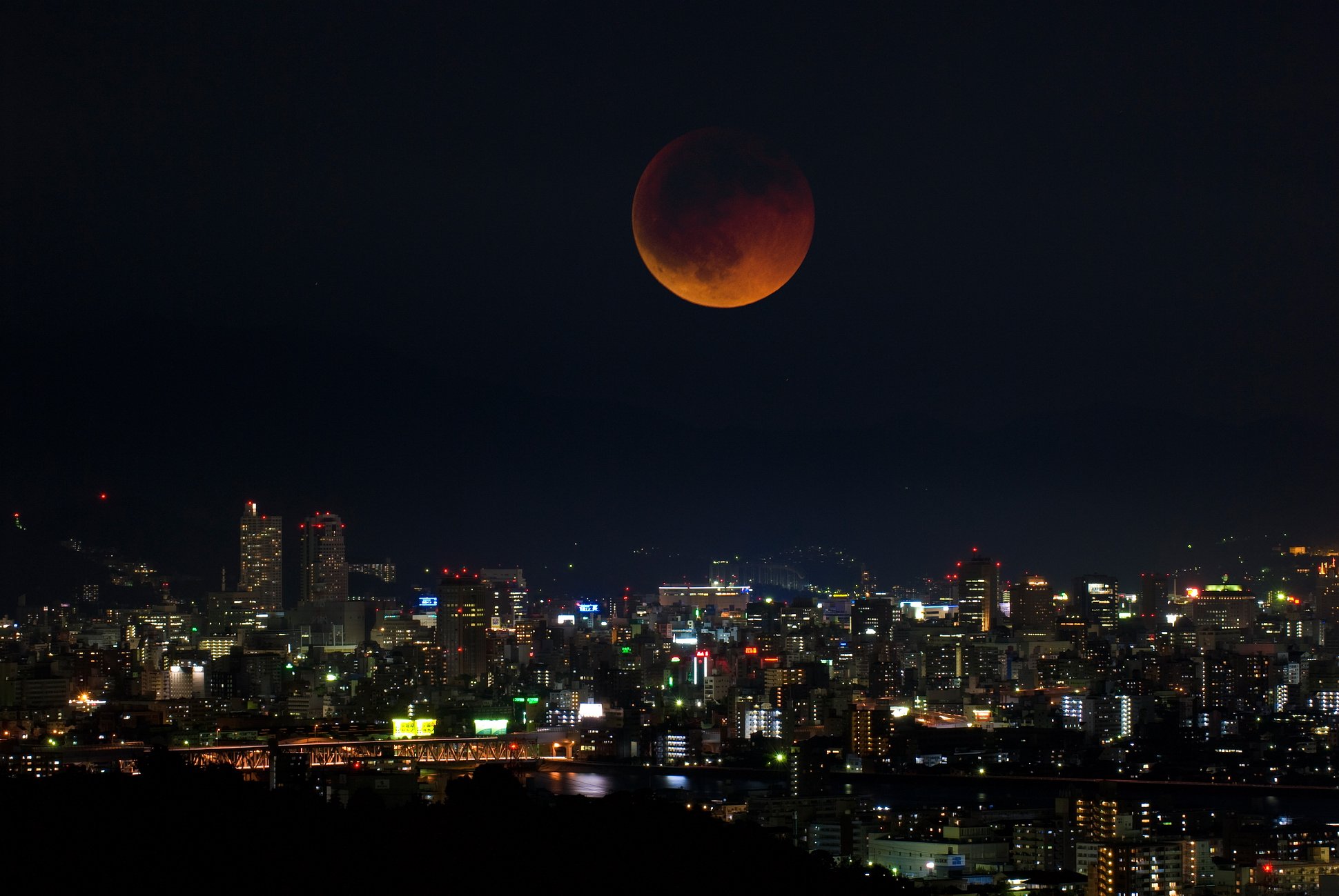 赤褐色の月