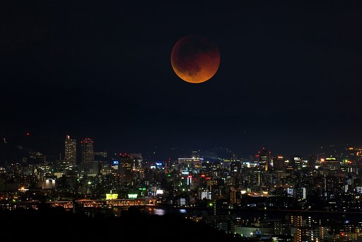 赤褐色の月