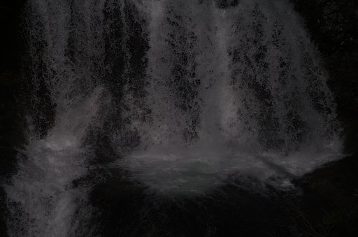闇の中に響く