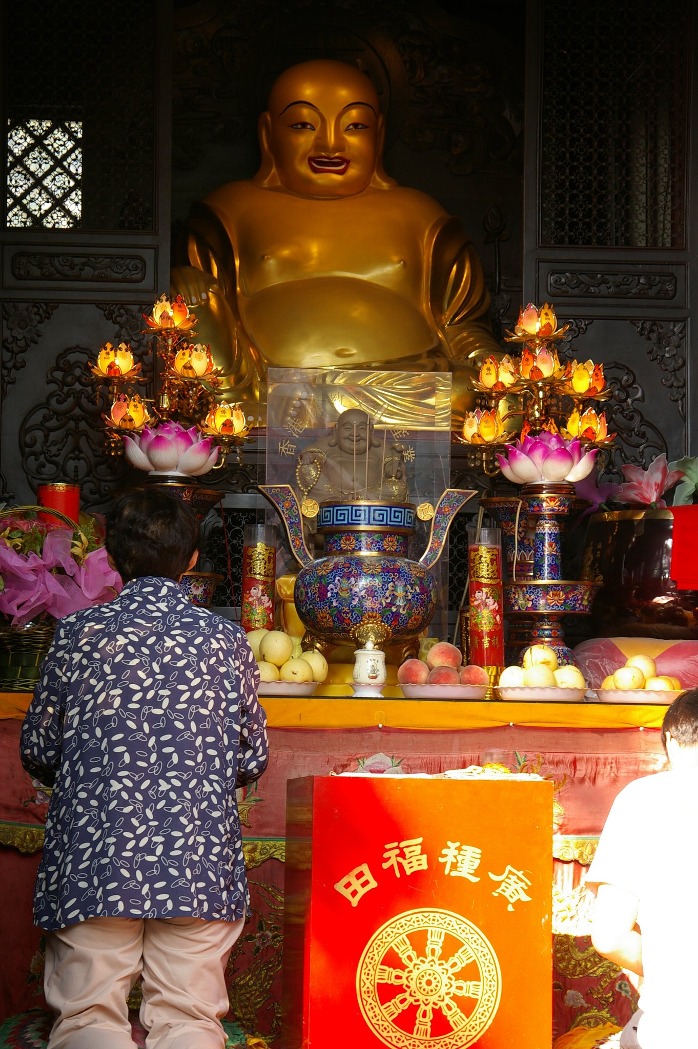 弥勒菩薩（中国タイプは太目）と五体投地