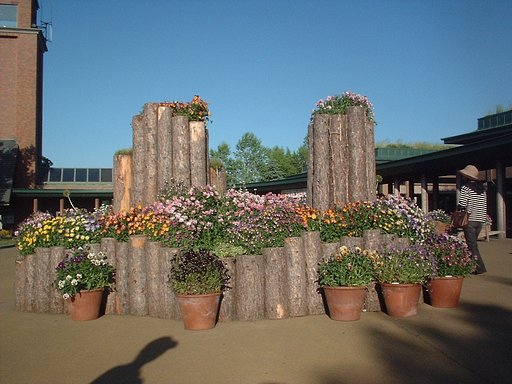 入り口の側に花