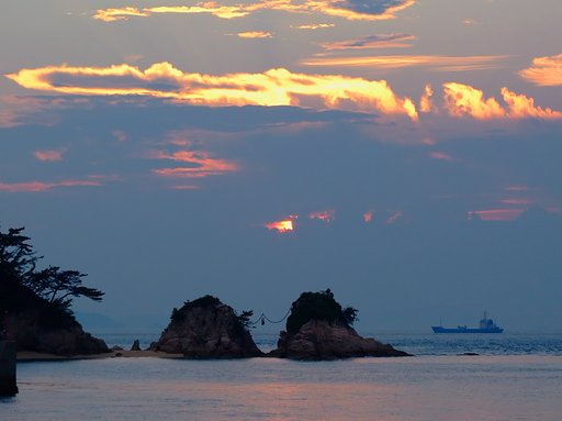 伊予の二子岩の夕景