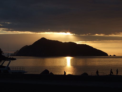 夕暮れの島。