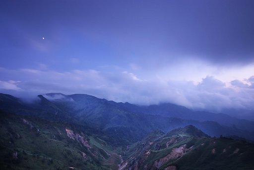 横手山から見た月