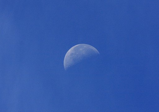 秋晴れに月