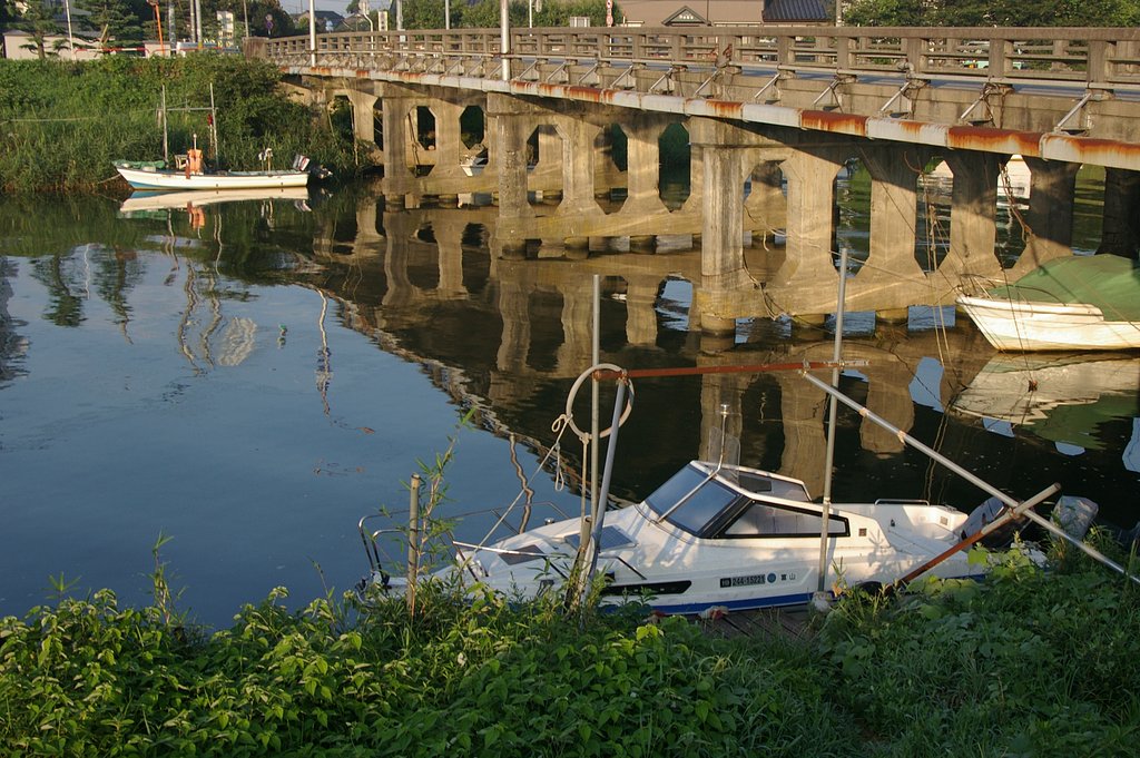川面に映る橋