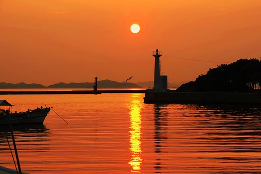 瀬戸の小港よ夕日