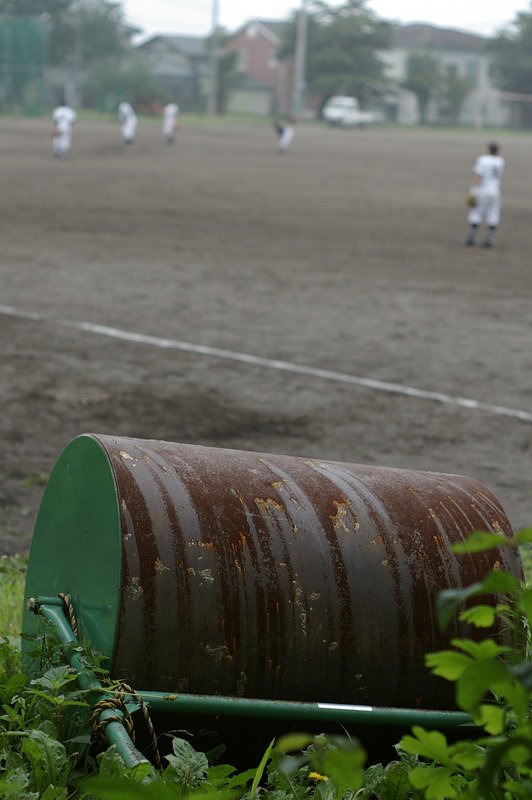 コンダラの向こうの野球少年