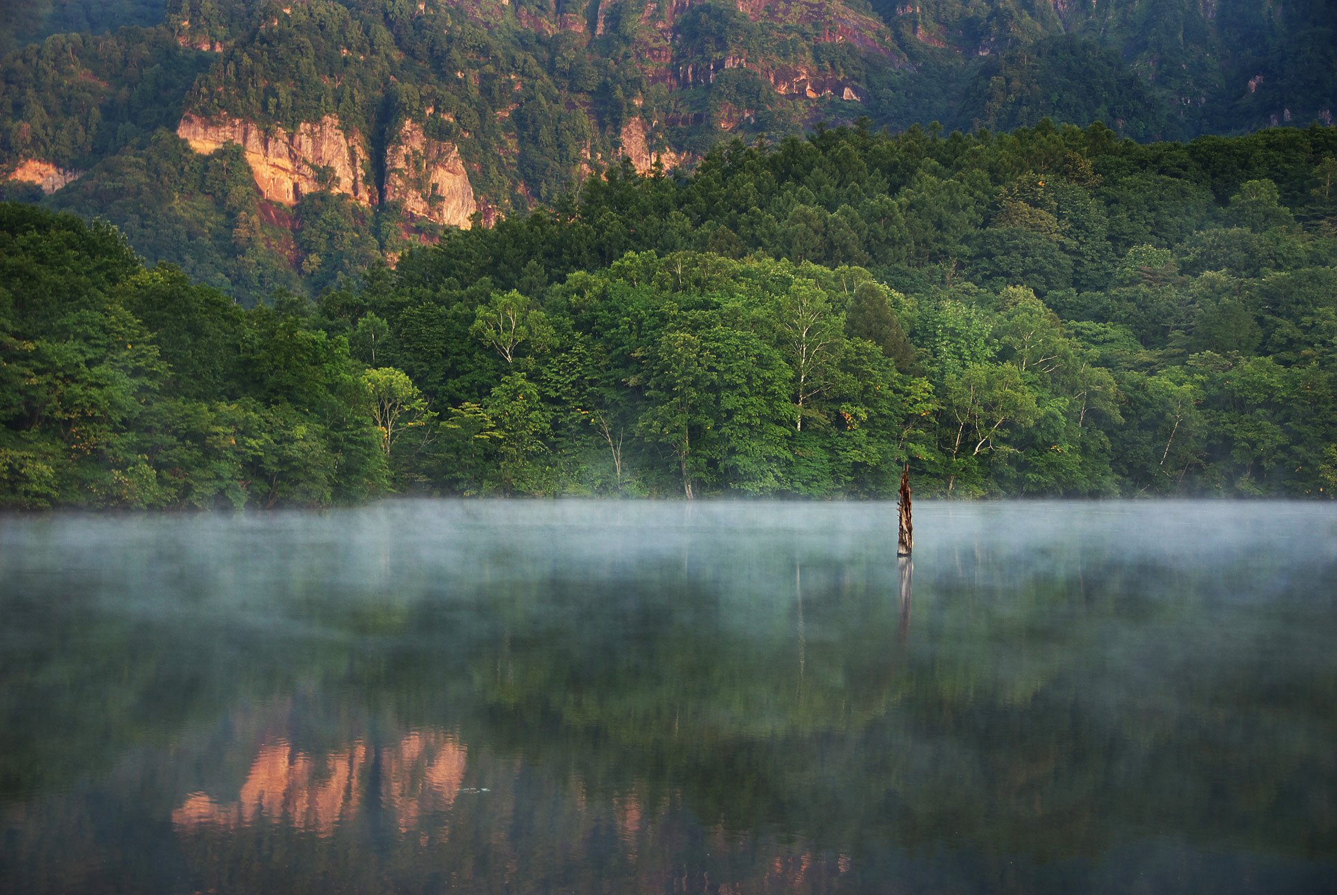朝の鏡池