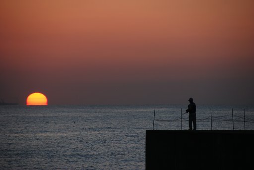 親不知海岸で夕日を