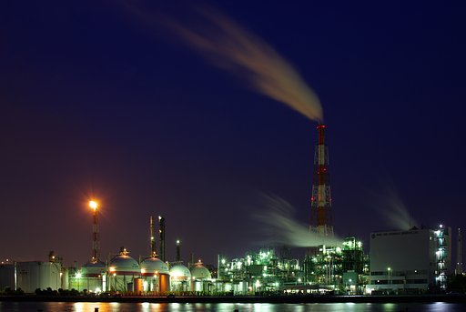 四日市、夜の工場