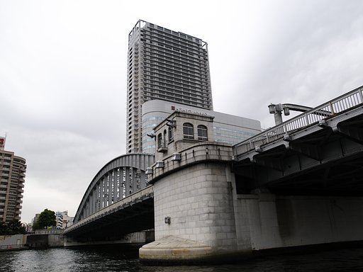 水上バスより見上げてみれば