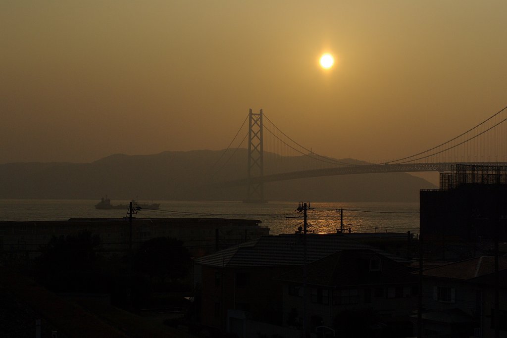 島に消え入る大橋のある風景