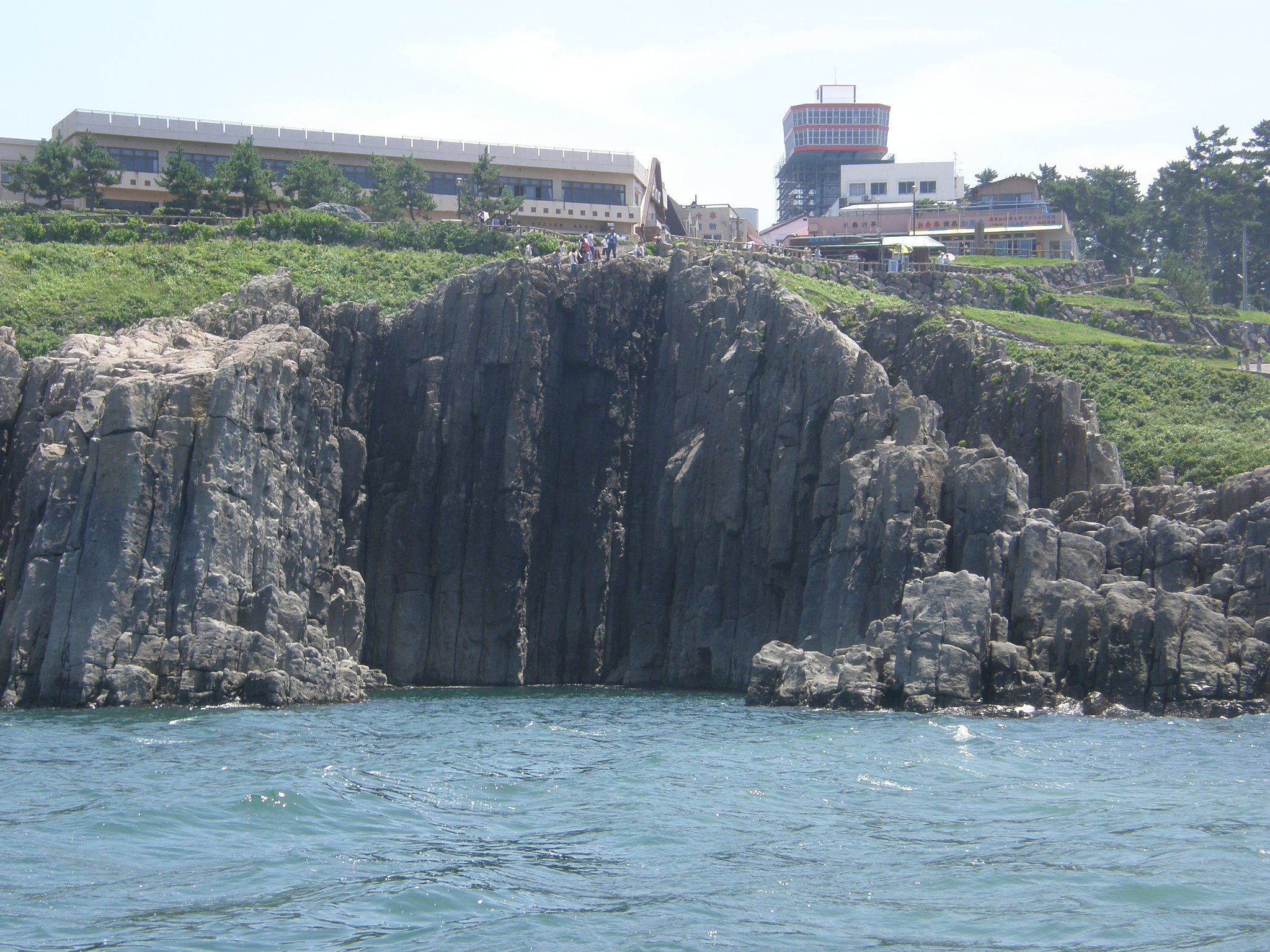 海に立つ絶壁