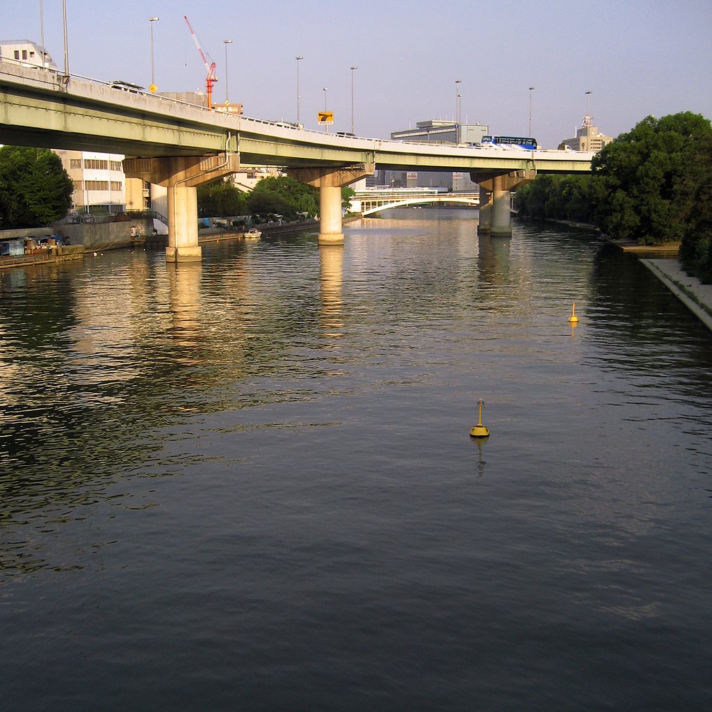 都会の水面