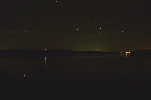 湖面に反射する火星とオリオン