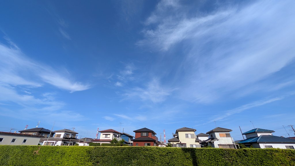 初夏の青空と薄雲の見える風景