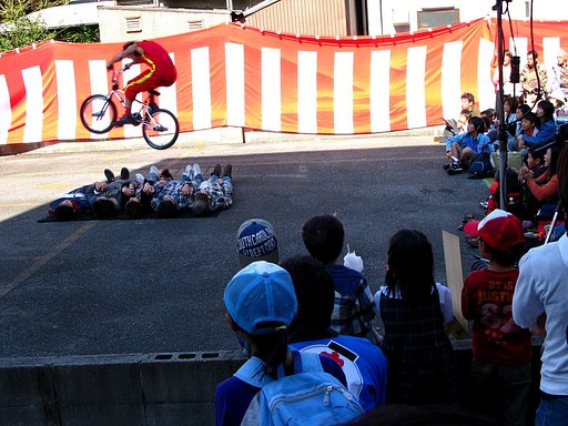 跳んだ自転車が跳んだ！