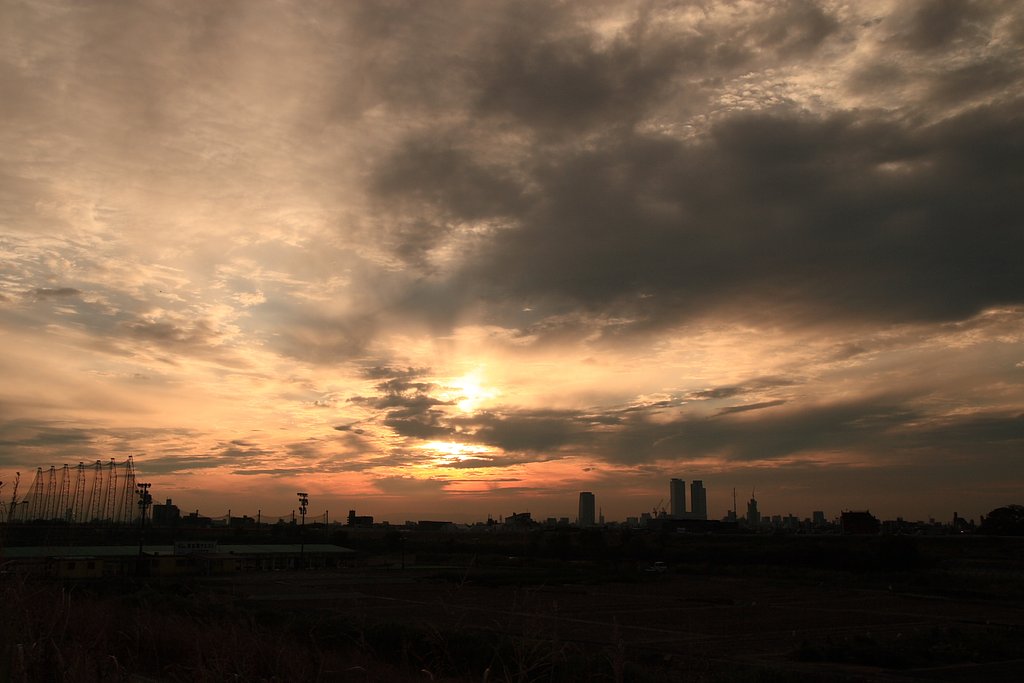 都市の朝やけ