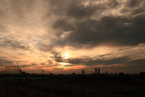 都市の朝やけ