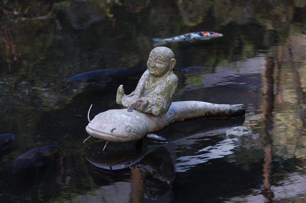 鯰に乗った少年