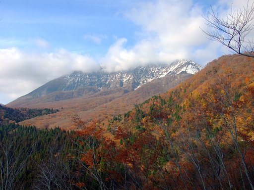 紅葉と初冠雪