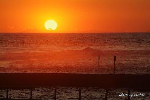 荒れた海と夕焼
