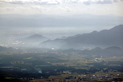 朝もやの田園風景