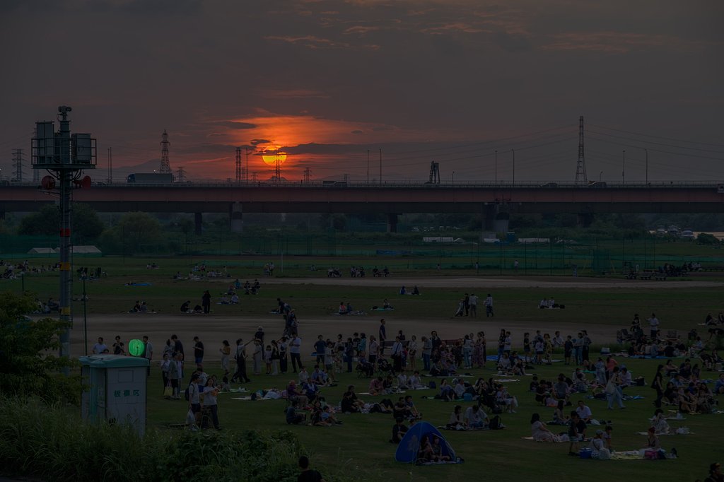 夕陽を見送る