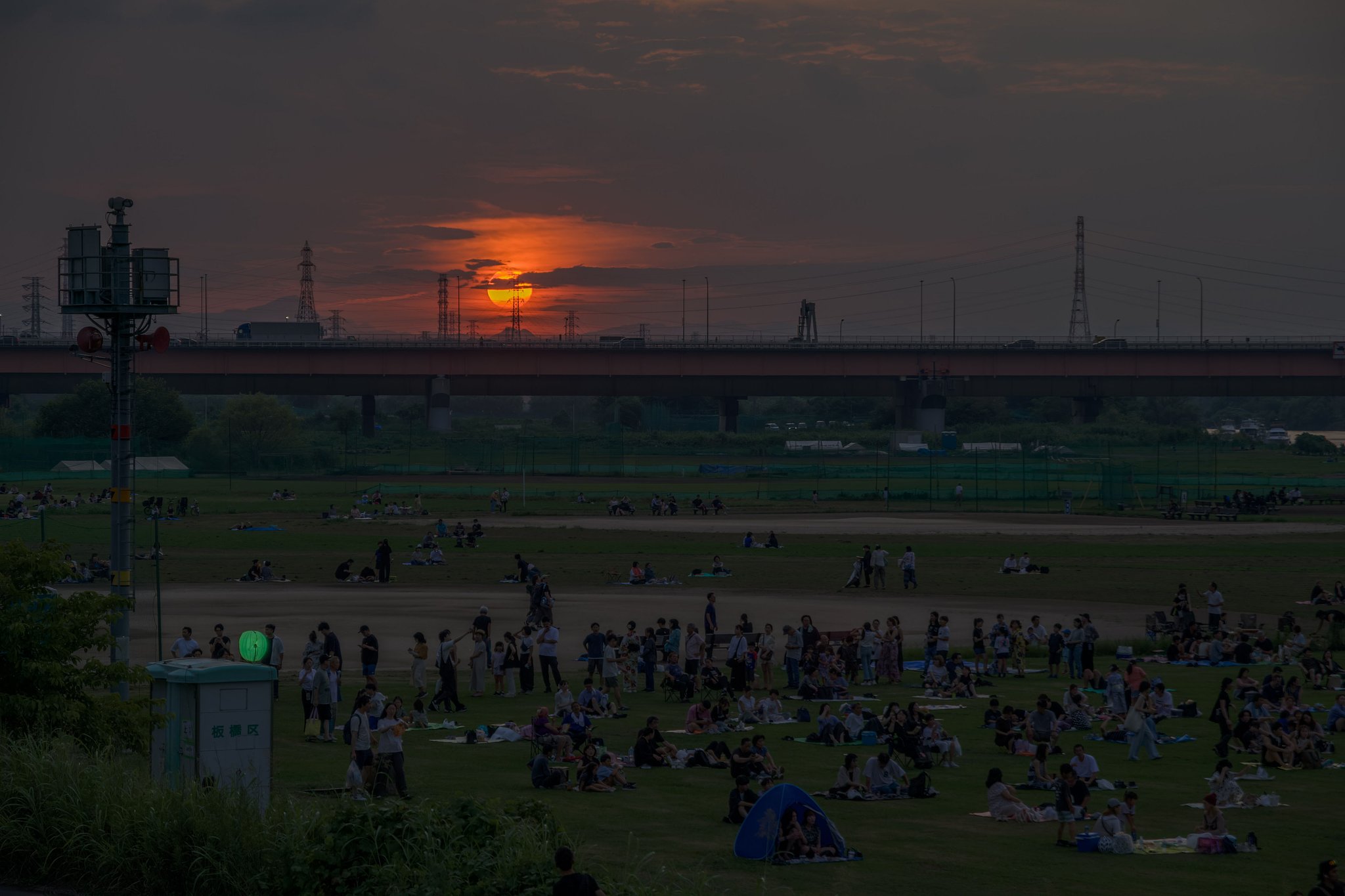 夕陽を見送る