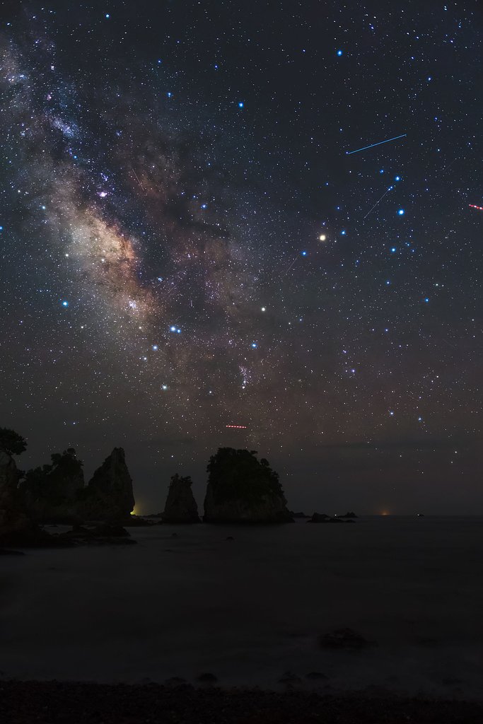 天の川と、青い人工衛星